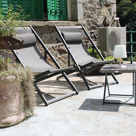 Studio Malou, Cuisine, Salle D'Eau, Terrasse Amenagee Olliergues Exterior foto