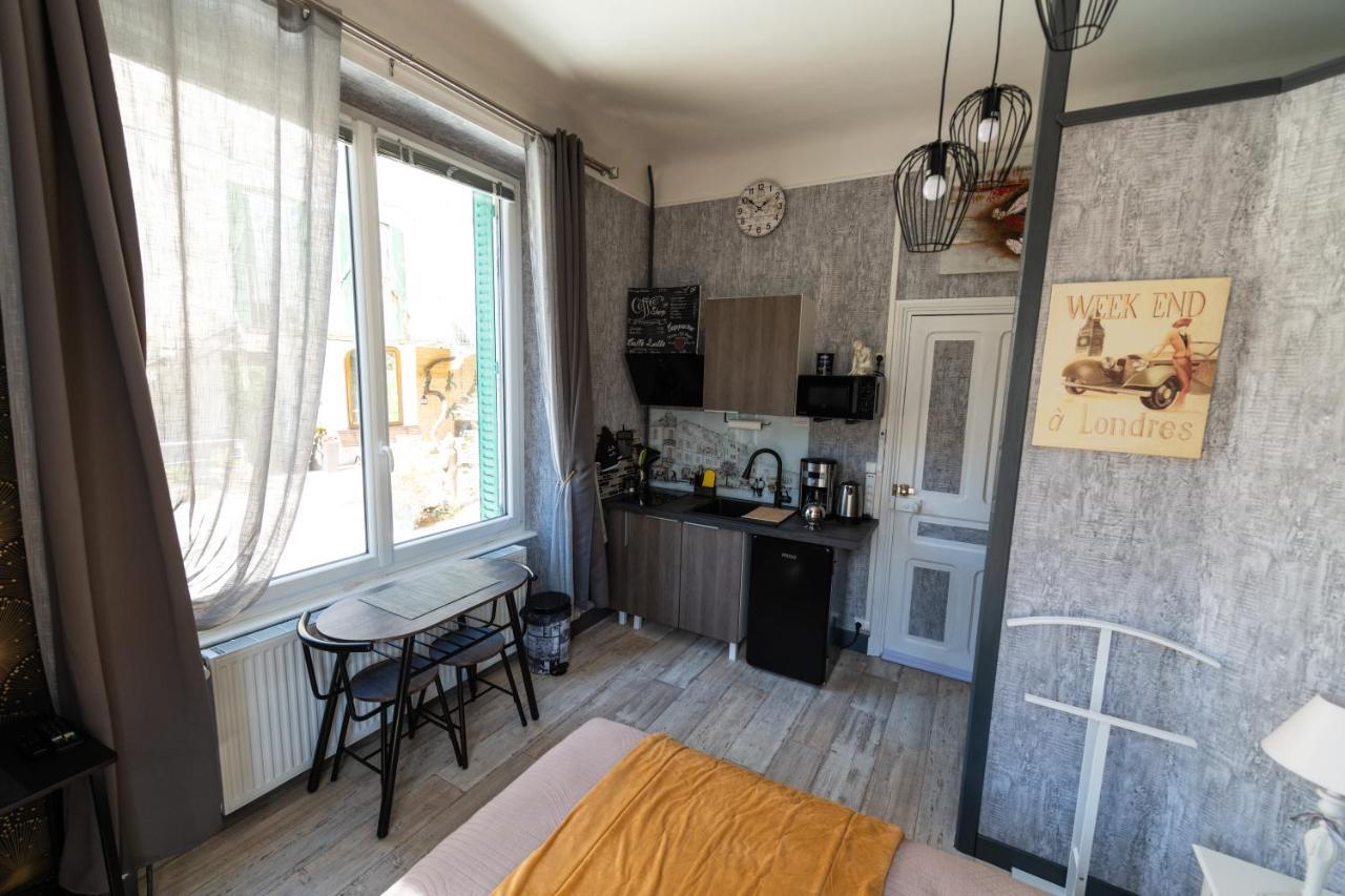 Studio Malou, Cuisine, Salle D'Eau, Terrasse Amenagee Olliergues Exterior foto