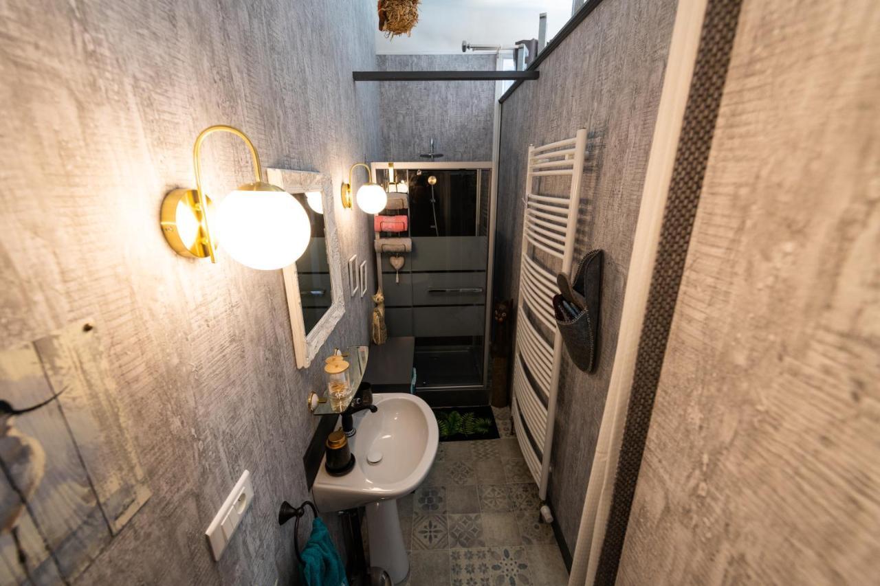 Studio Malou, Cuisine, Salle D'Eau, Terrasse Amenagee Olliergues Exterior foto