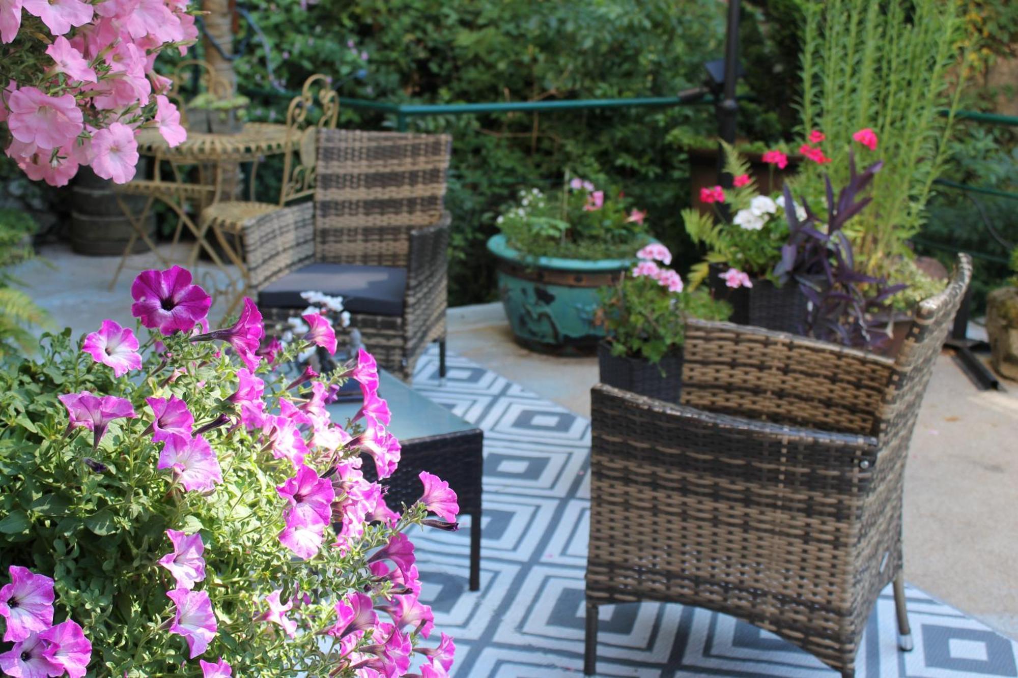 Studio Malou, Cuisine, Salle D'Eau, Terrasse Amenagee Olliergues Exterior foto