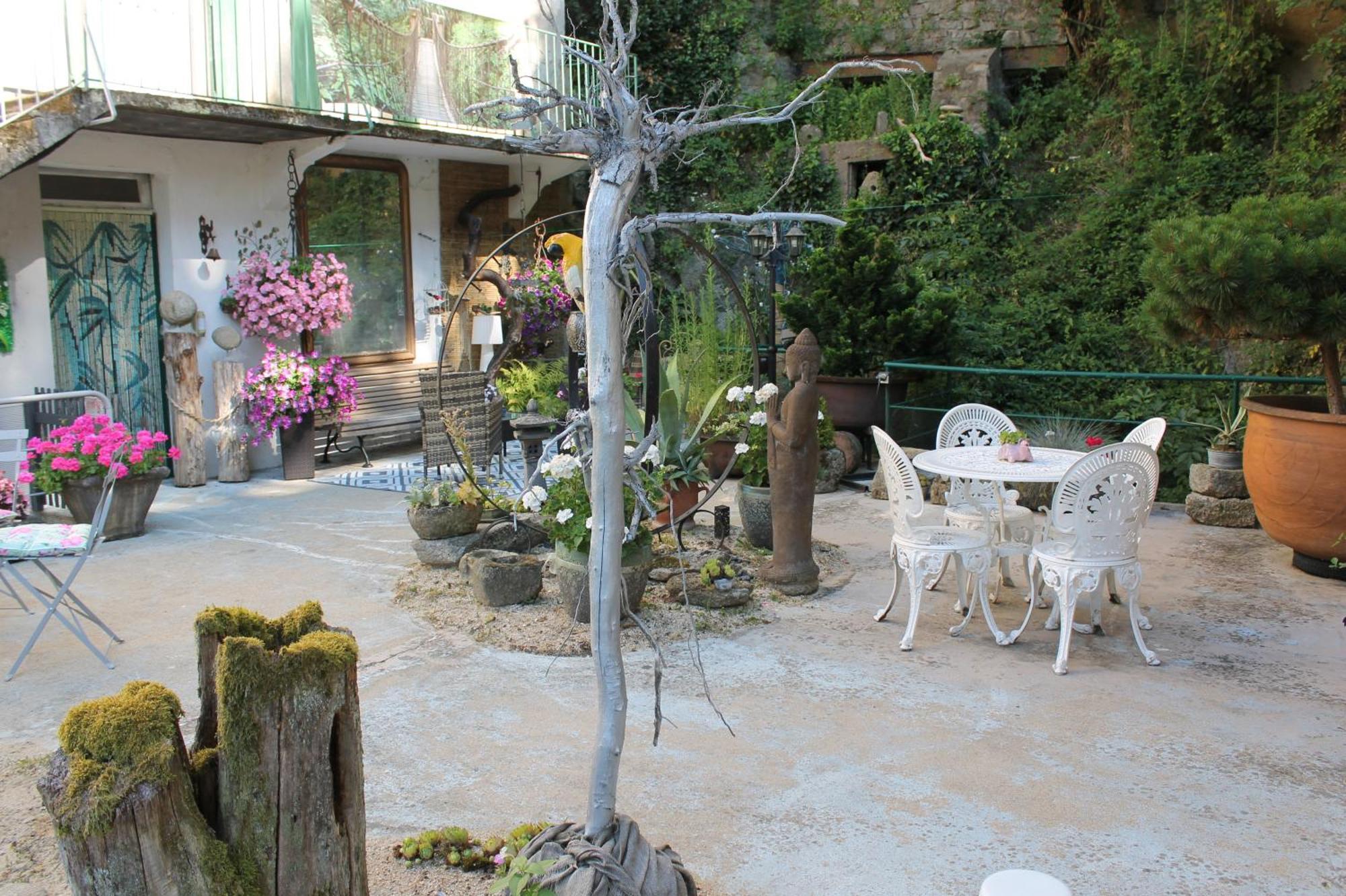 Studio Malou, Cuisine, Salle D'Eau, Terrasse Amenagee Olliergues Exterior foto
