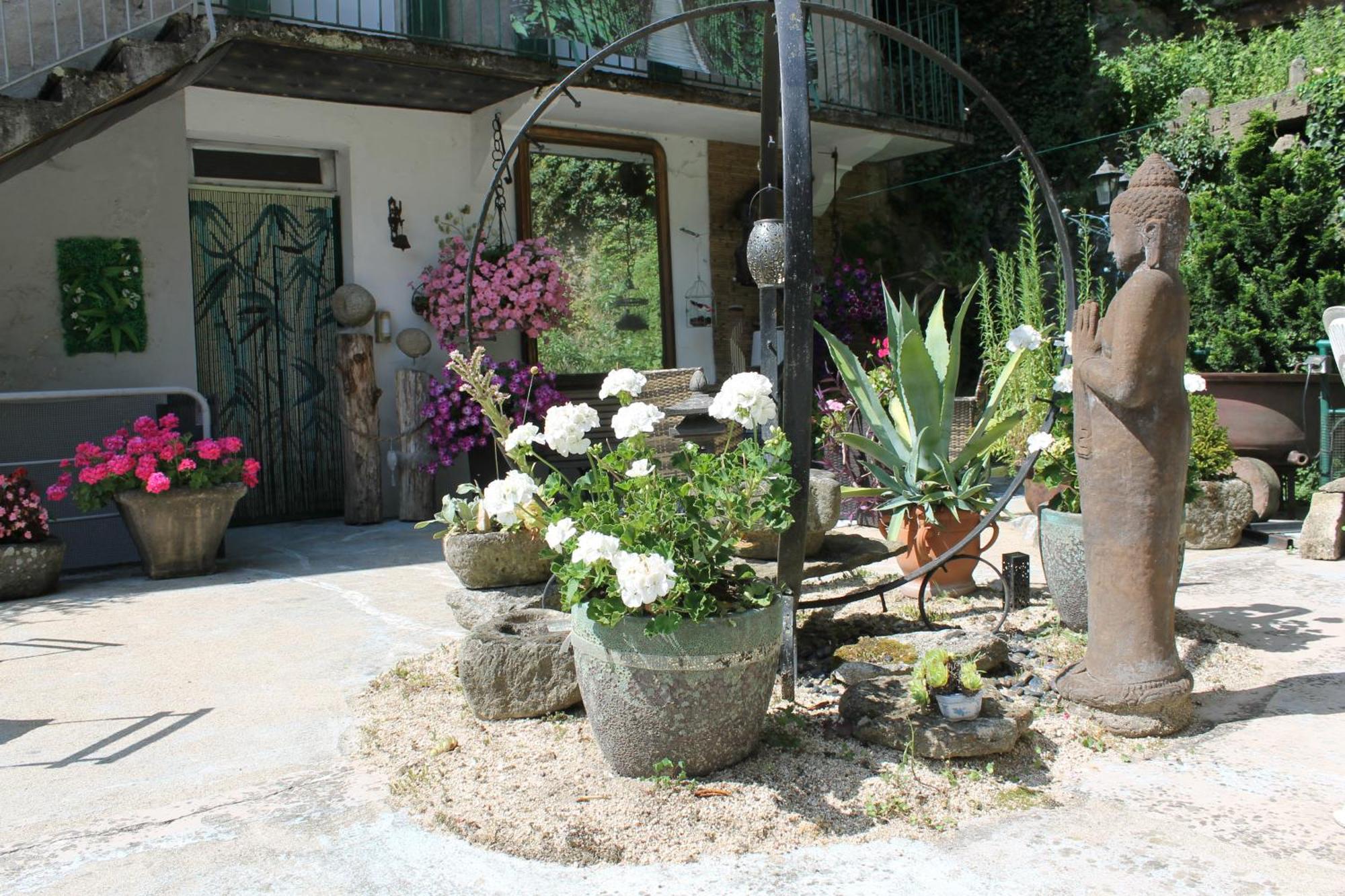 Studio Malou, Cuisine, Salle D'Eau, Terrasse Amenagee Olliergues Exterior foto