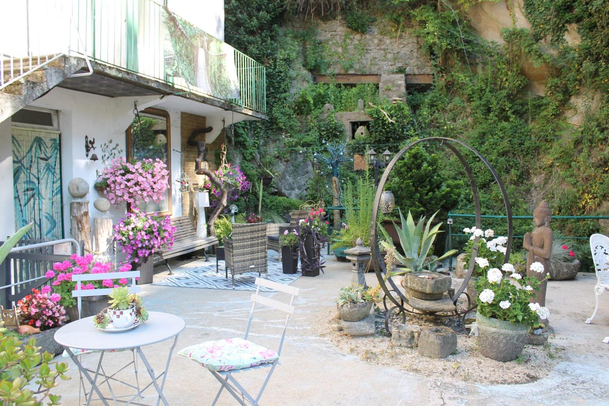 Studio Malou, Cuisine, Salle D'Eau, Terrasse Amenagee Olliergues Exterior foto