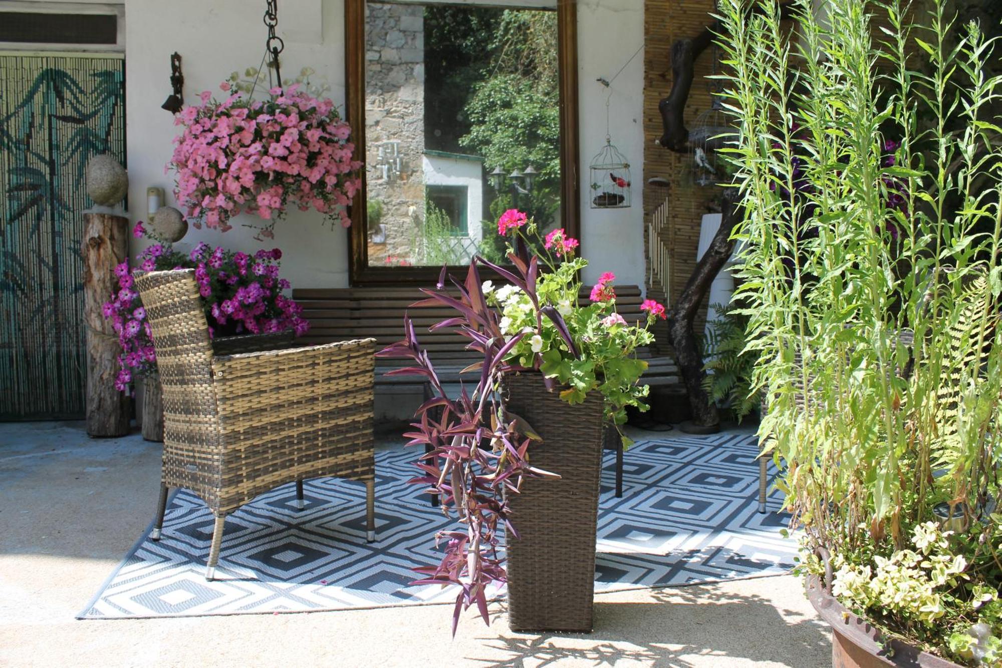 Studio Malou, Cuisine, Salle D'Eau, Terrasse Amenagee Olliergues Exterior foto
