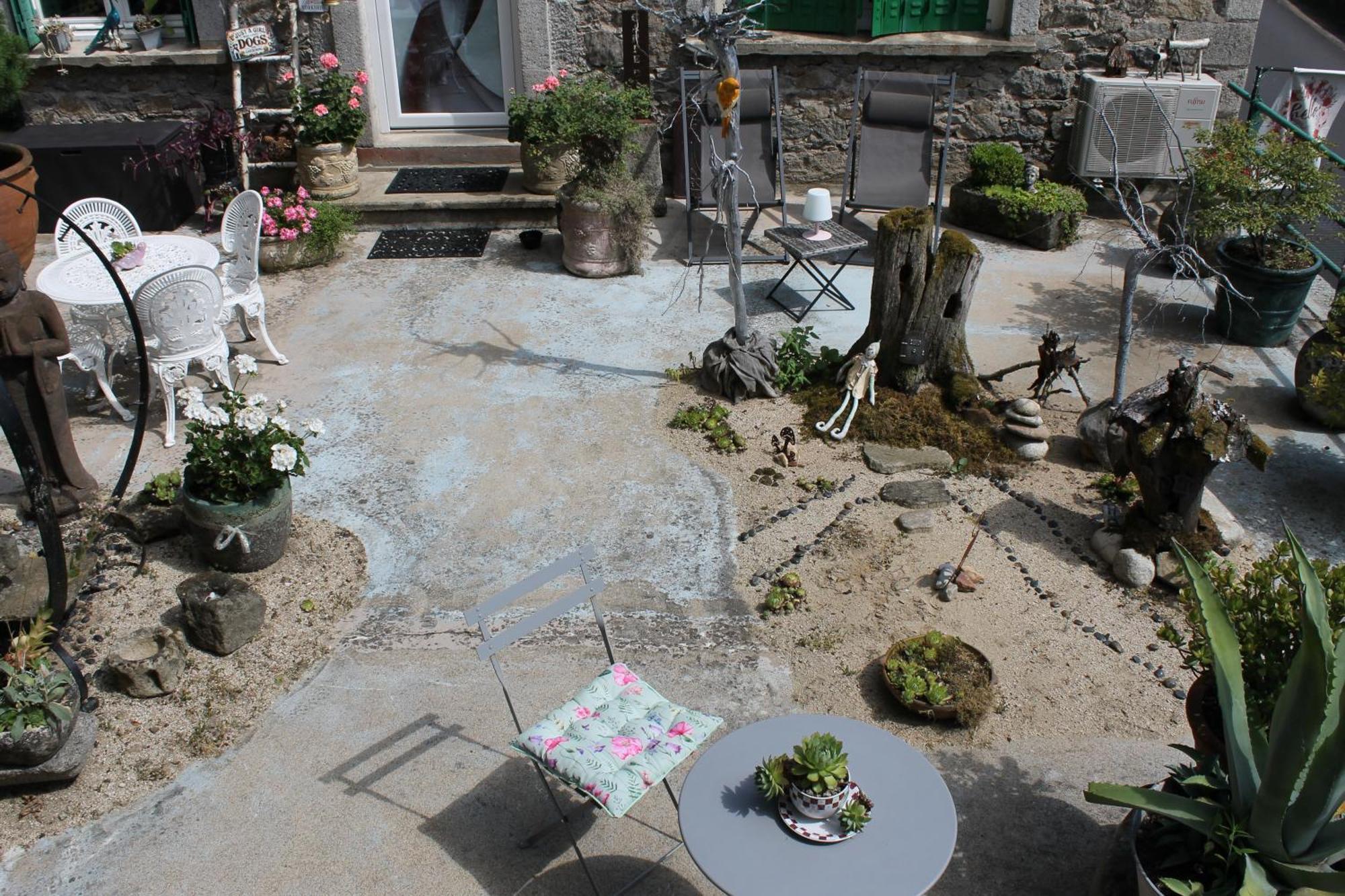 Studio Malou, Cuisine, Salle D'Eau, Terrasse Amenagee Olliergues Exterior foto