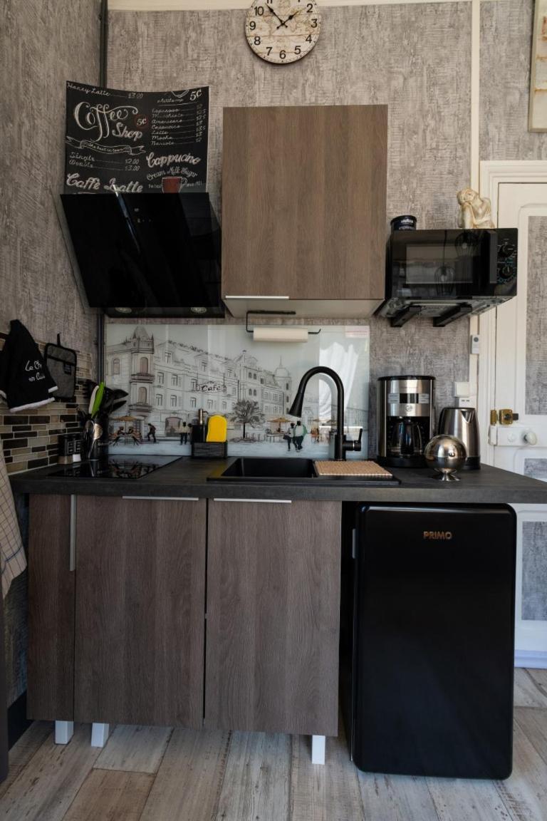 Studio Malou, Cuisine, Salle D'Eau, Terrasse Amenagee Olliergues Exterior foto
